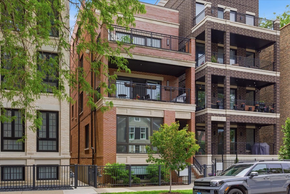 1321 W Wrightwood Avenue Unit: 3