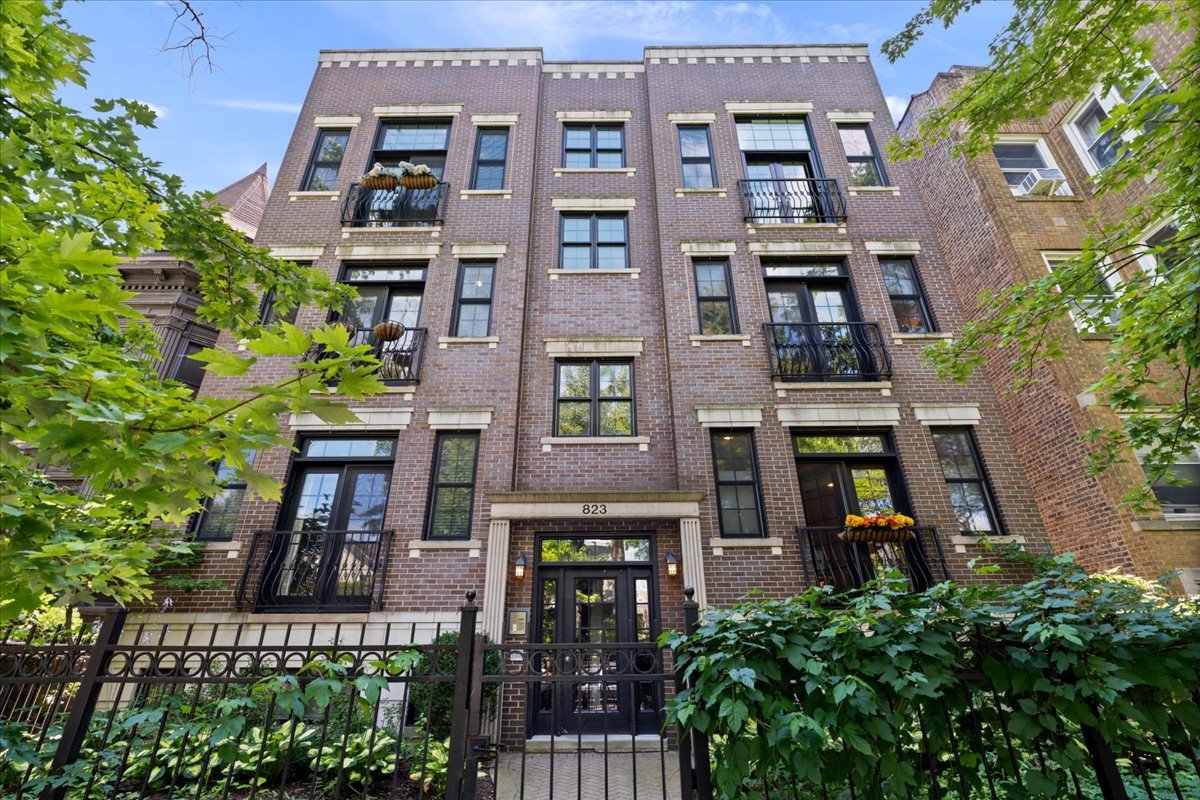 823 W WOLFRAM Street Unit: 2E