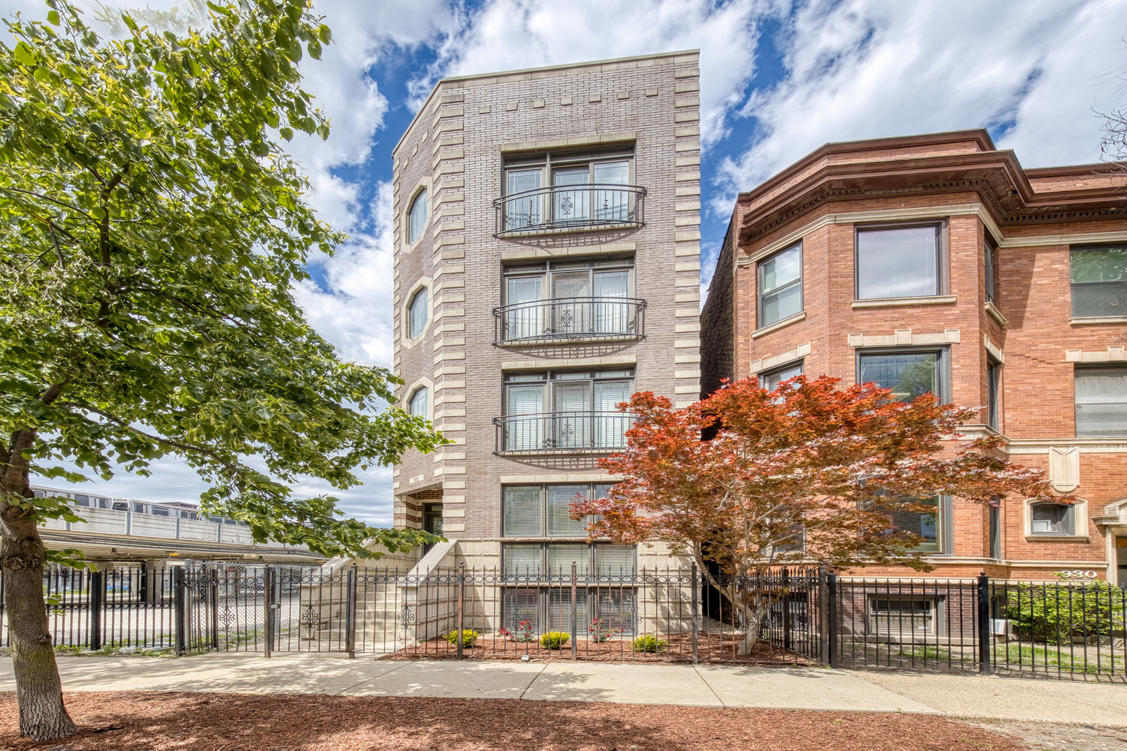 932 W BARRY Avenue Unit: 1