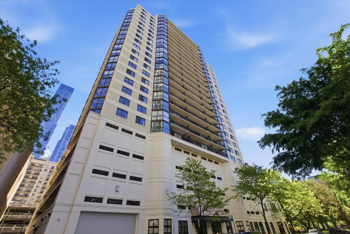 33 W Delaware Place Unit: 19E