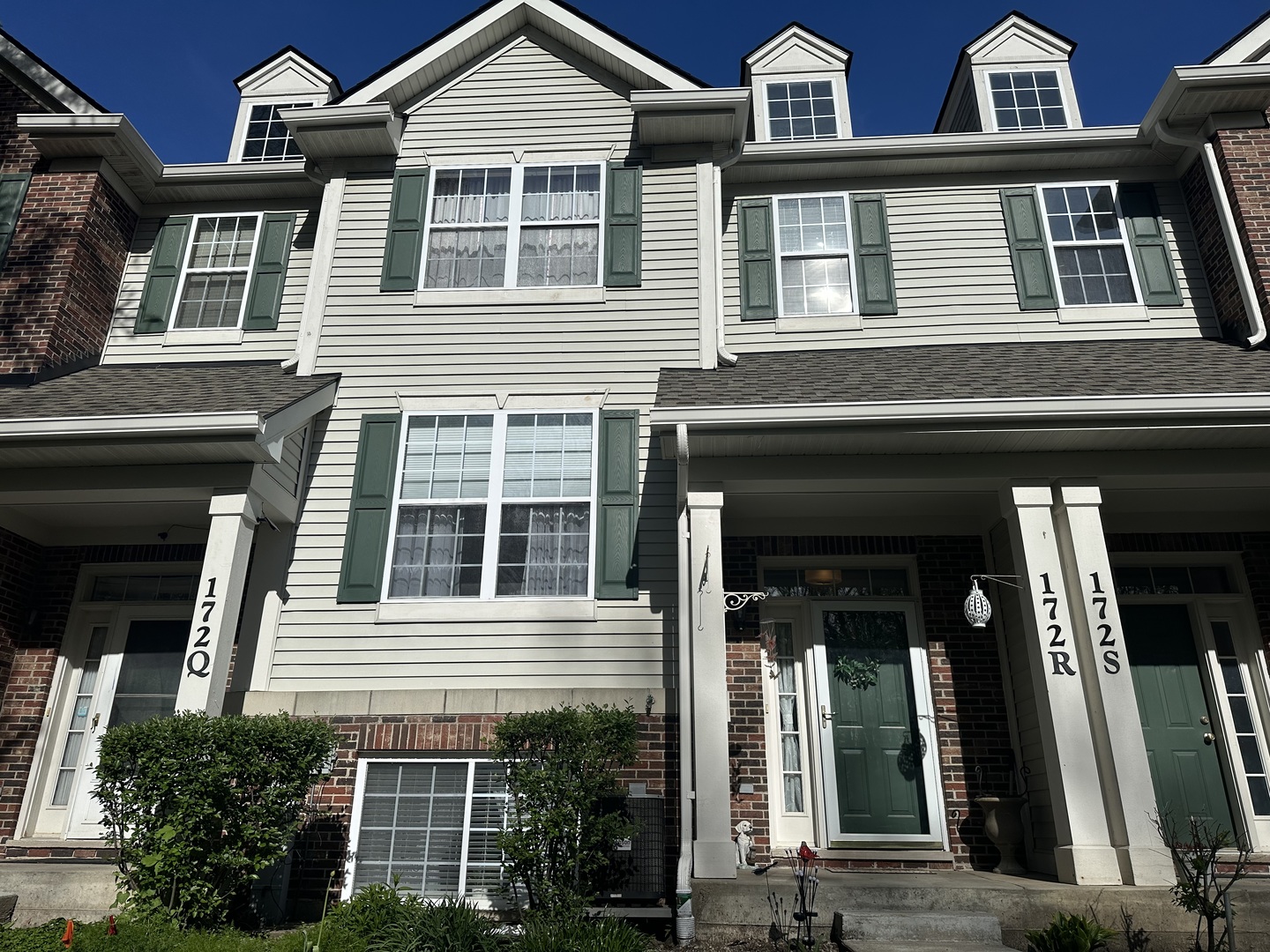 172 N East River Road Unit: R