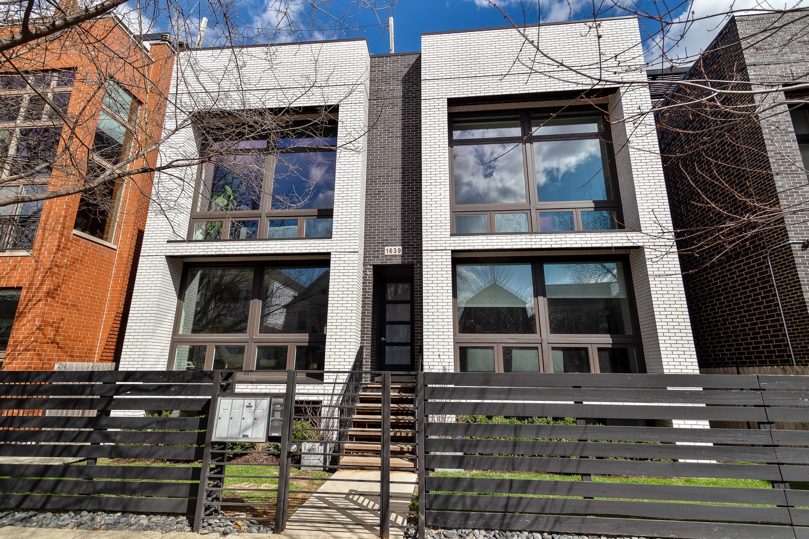 1639 N Artesian Avenue Unit: 1S