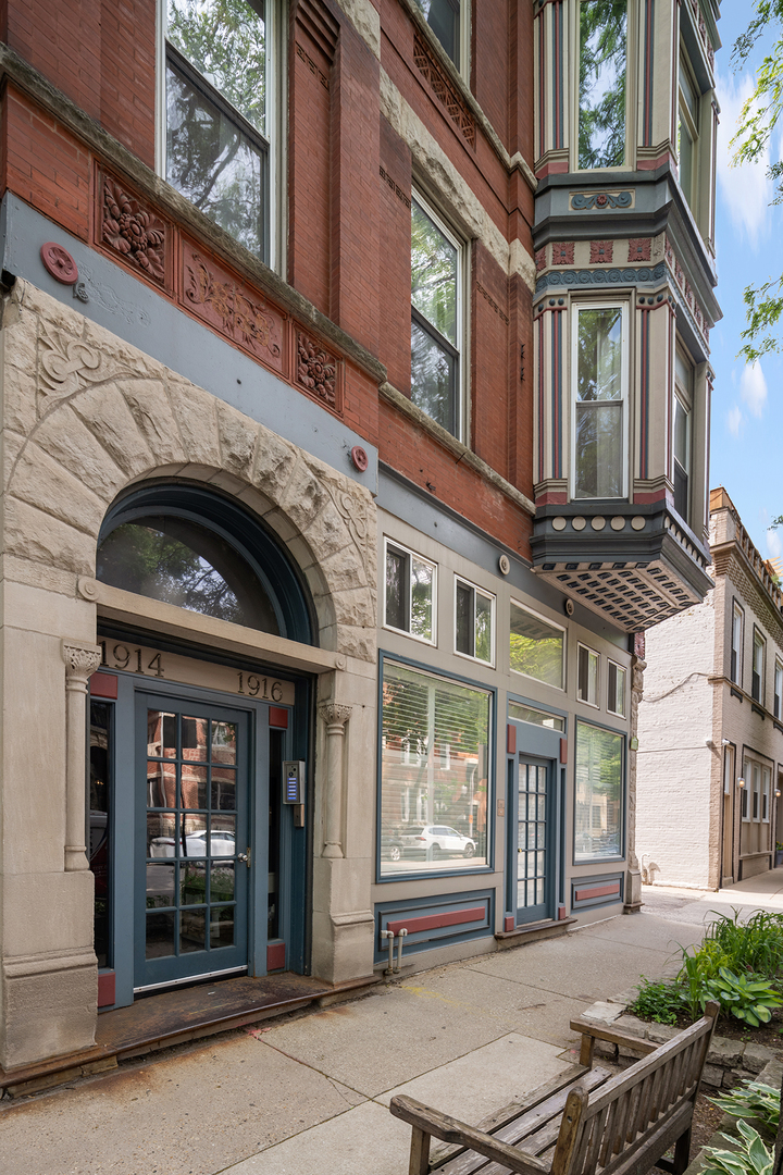 1916 N SHEFFIELD Avenue Unit: 2F