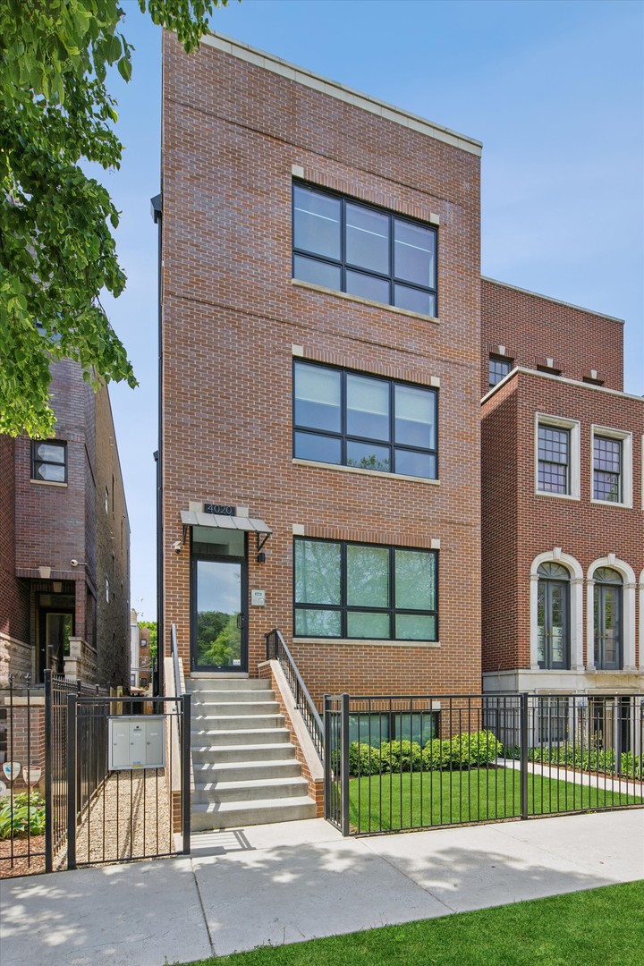 4020 N California Avenue Unit: 3
