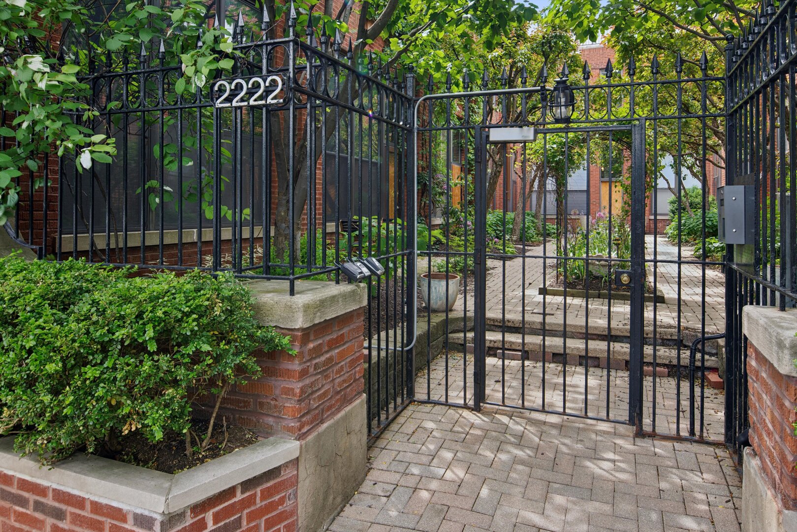 2222 N Racine Avenue Unit: 16