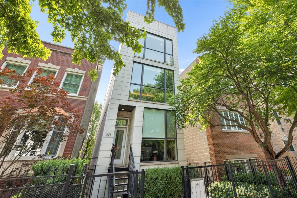 529 N Claremont Avenue Unit: 3