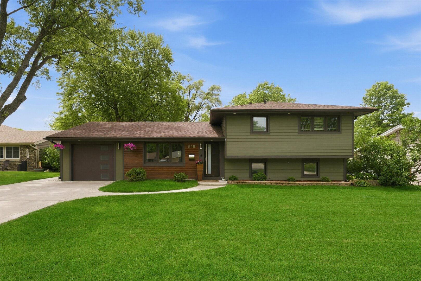 619 W Weathersfield Way