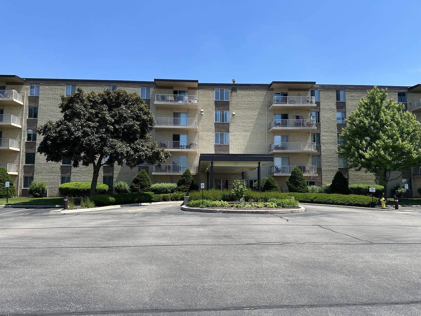 110 W Butterfield Road Unit: 402S
