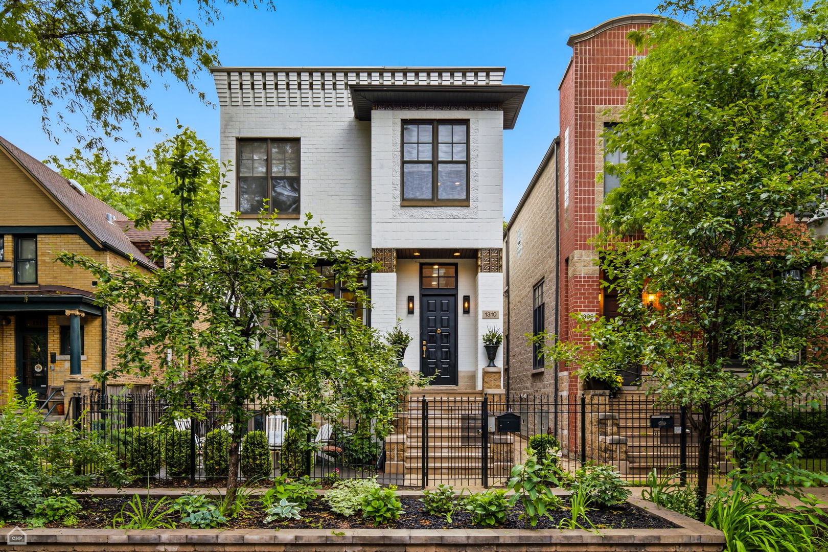 1310 W Roscoe Street