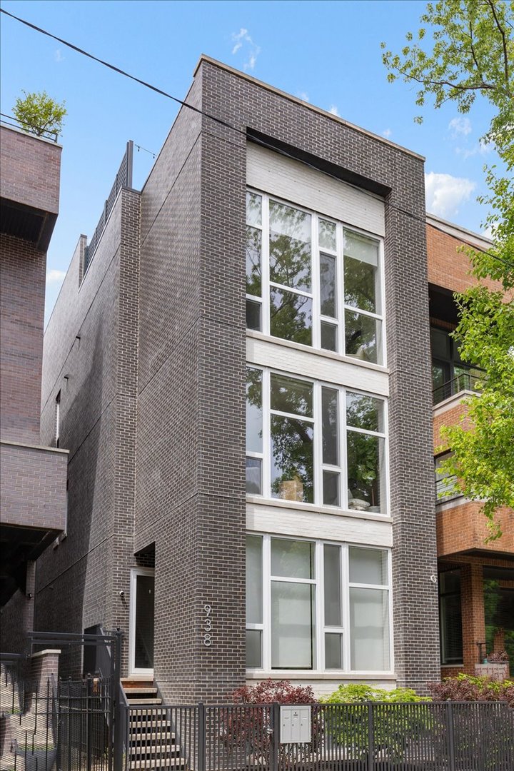 938 N Winchester Avenue Unit: 3