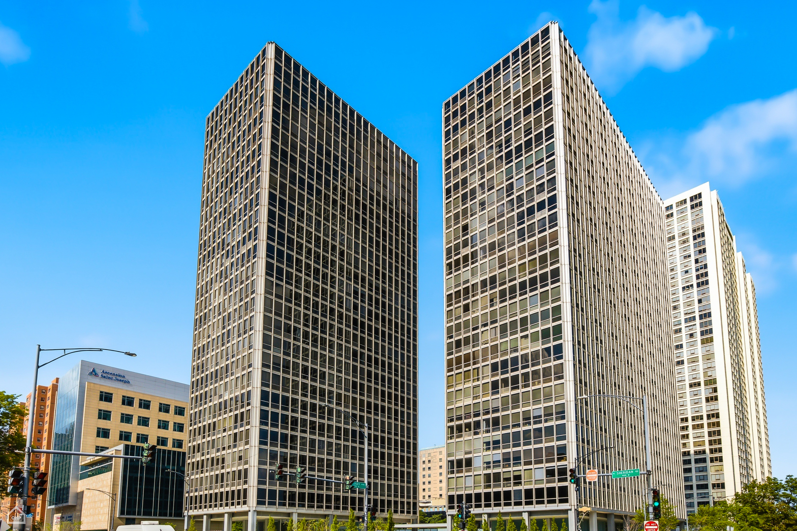 340 W DIVERSEY Parkway Unit: 2817