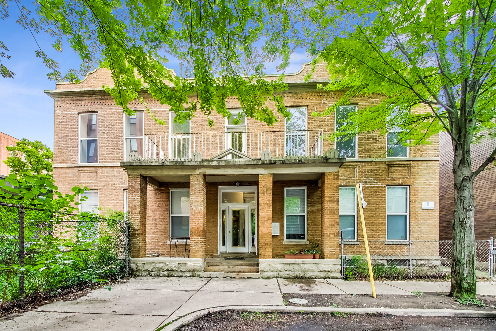 2323 N Cambridge Avenue Unit: 2