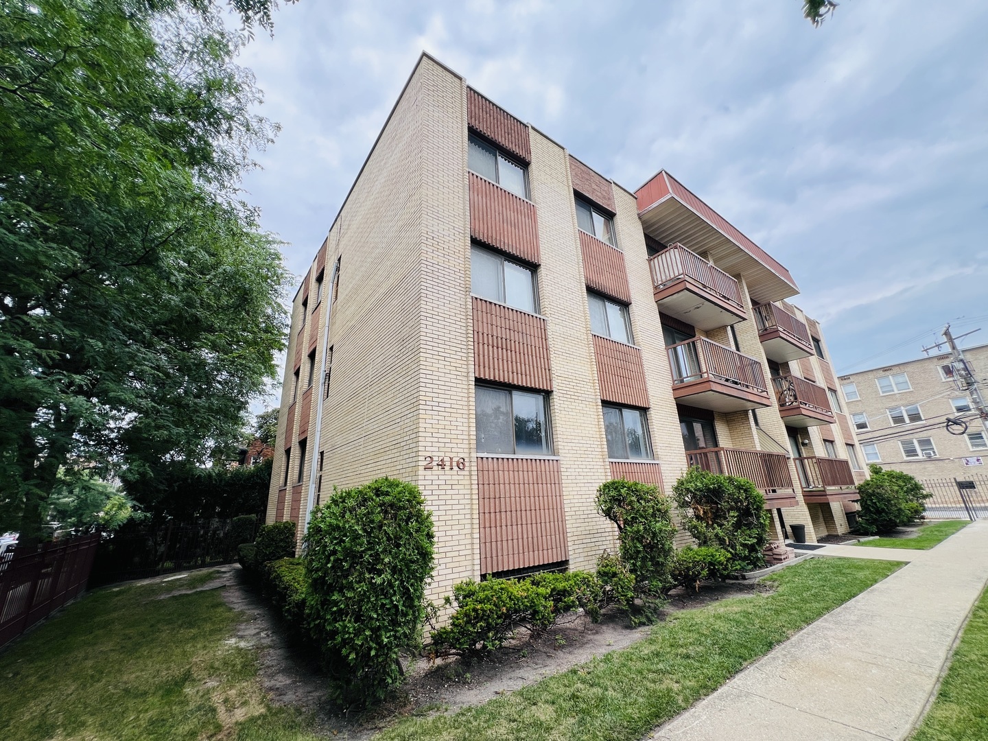 2416 W Foster Avenue Unit: 1N