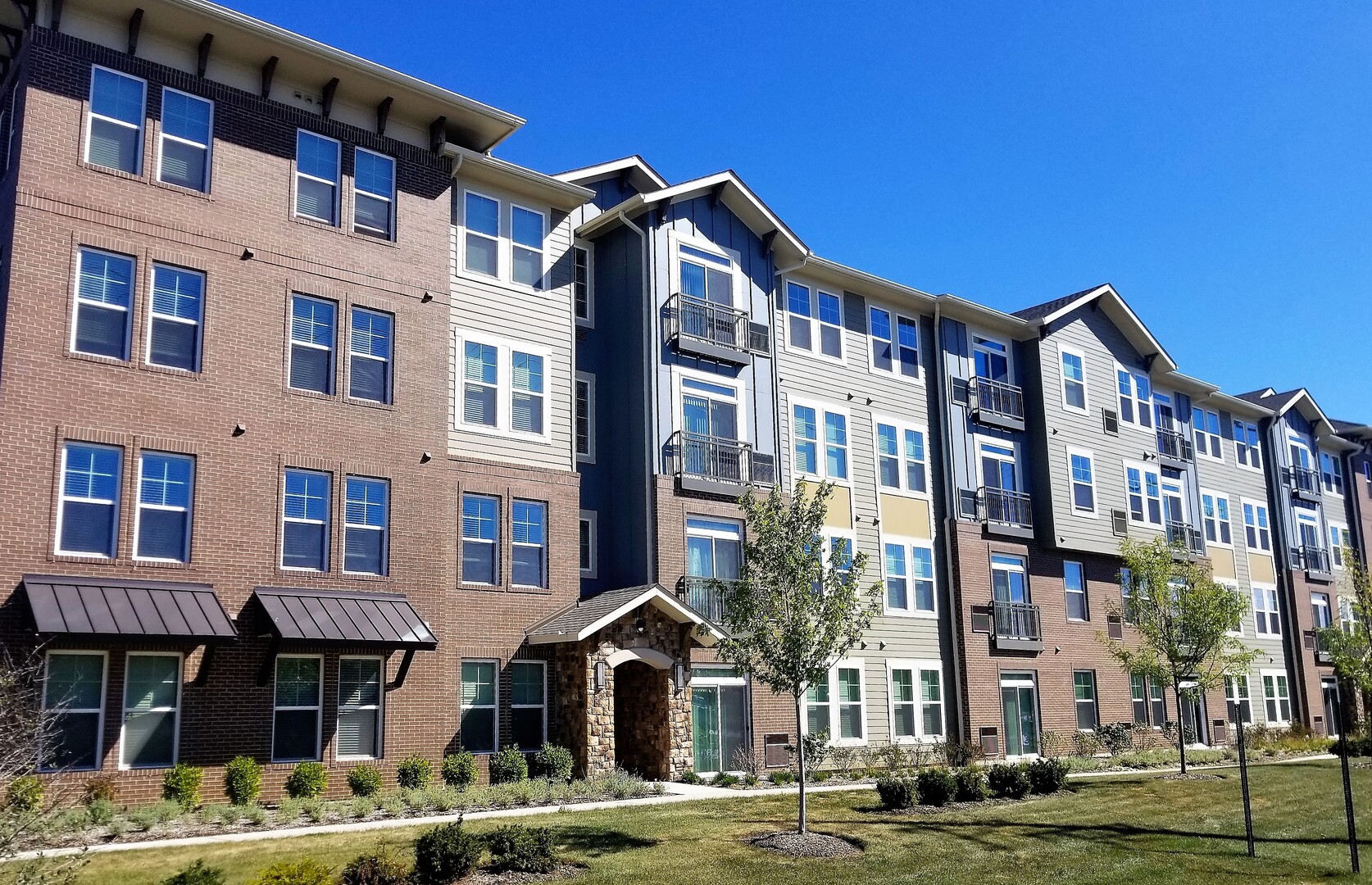 700 E Algonquin Road Unit: 2104