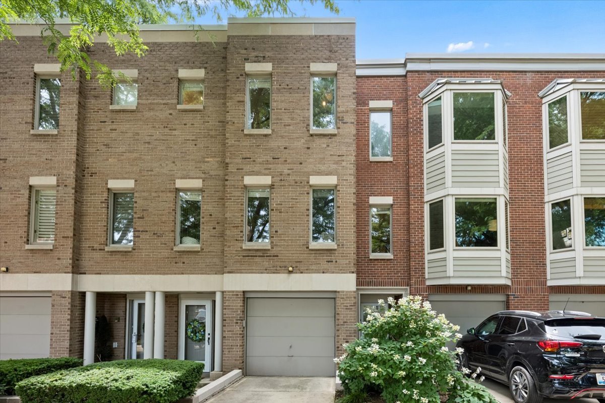 2304 N Lakewood Avenue Unit: 2304