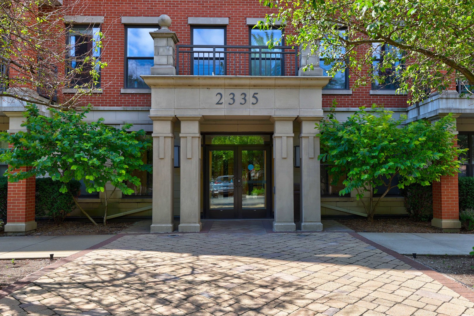 2335 W Belle Plaine Avenue Unit: 118