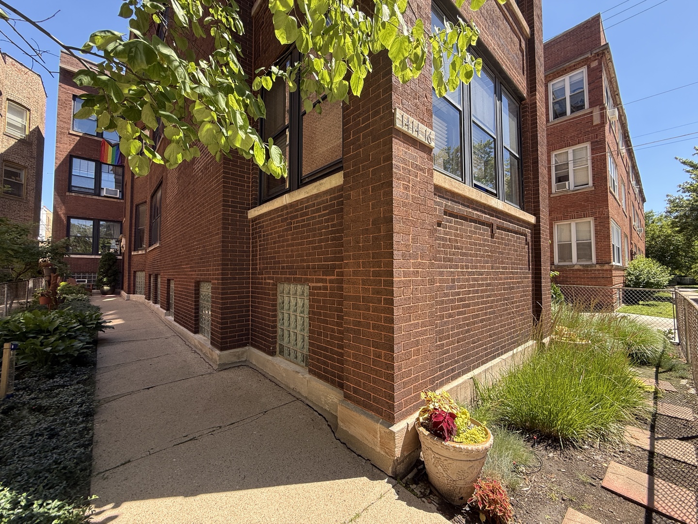 1416 W Farragut Avenue Unit: 2