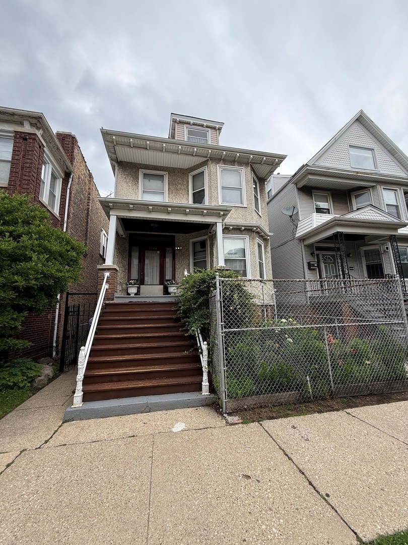 2448 W Gunnison Street Unit: 2