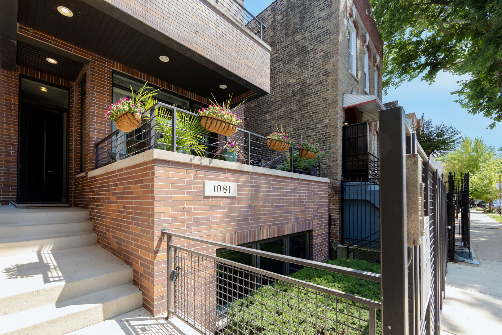 1081 N MARSHFIELD Avenue Unit: 1