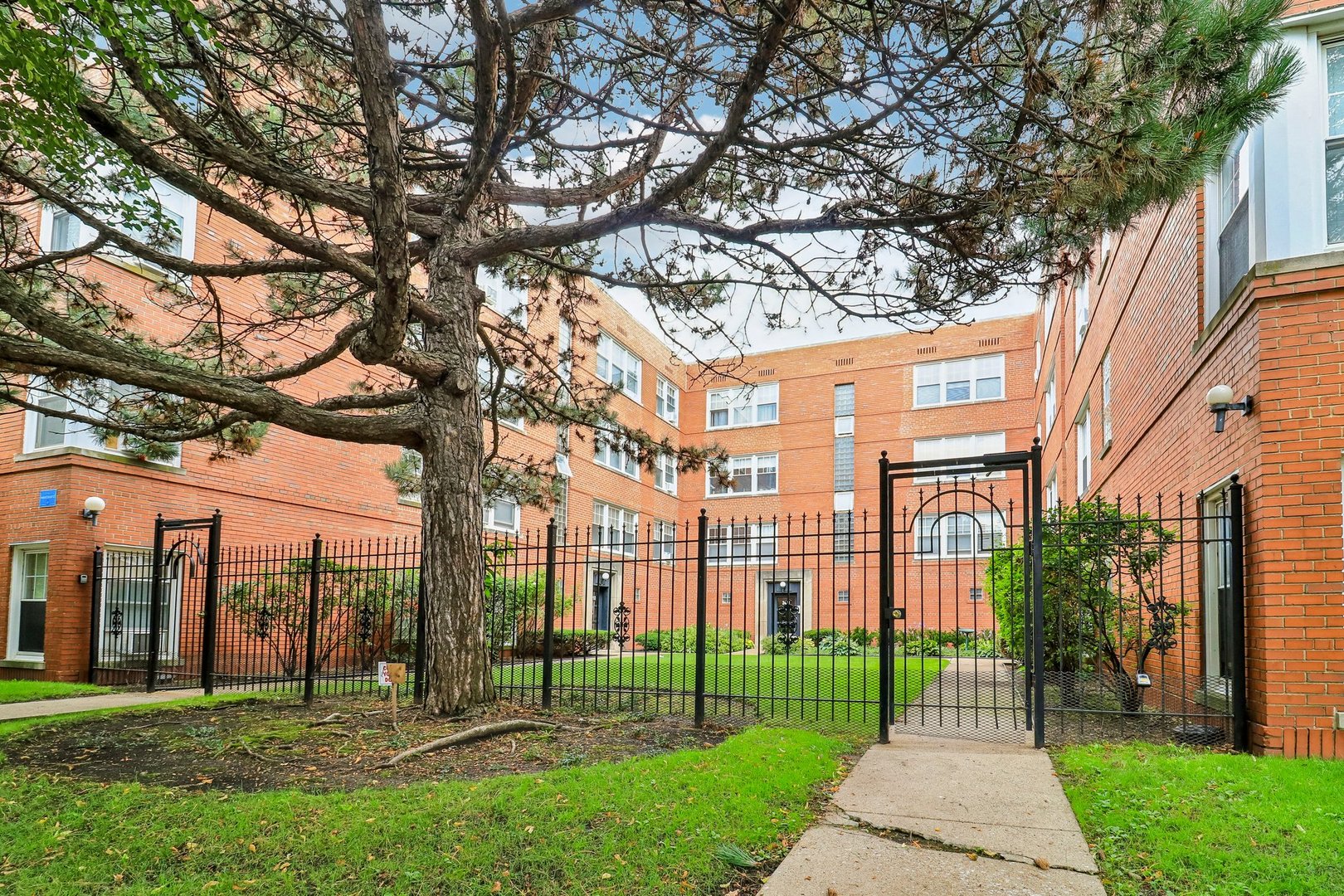 2408 W Farragut Avenue Unit: 2A