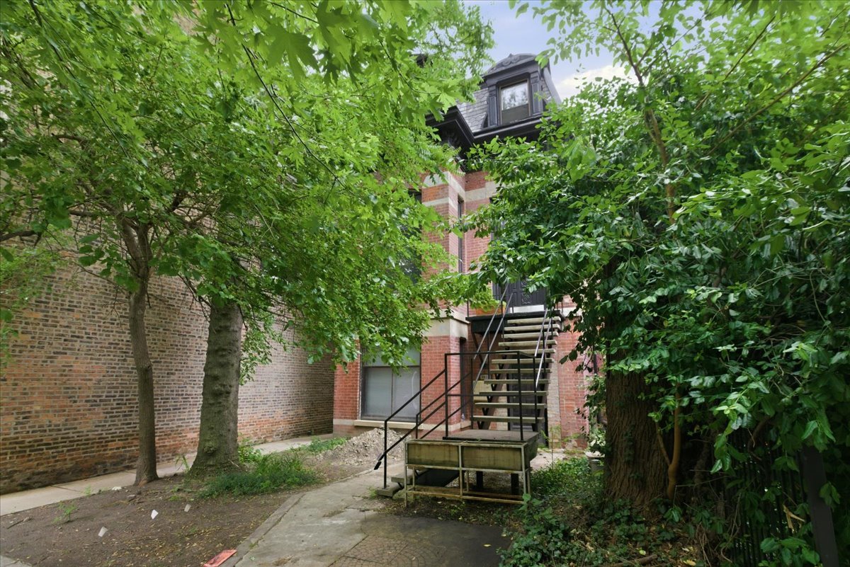 1931 W Evergreen Avenue Unit: 2