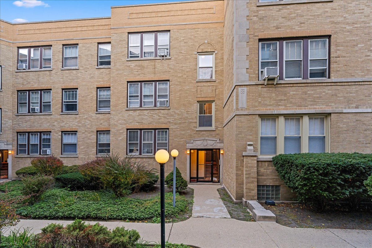 901 W Altgeld Street Unit: 1B