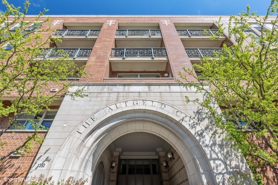 1350 W Fullerton Avenue Unit: 302
