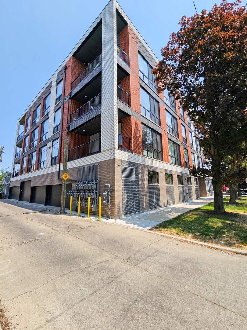 2402 W Carmen Avenue Unit: 406