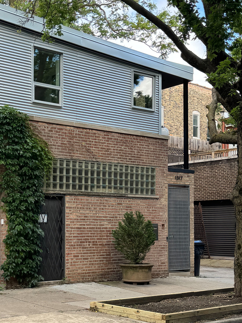 2159 W Evergreen Avenue Unit: 4