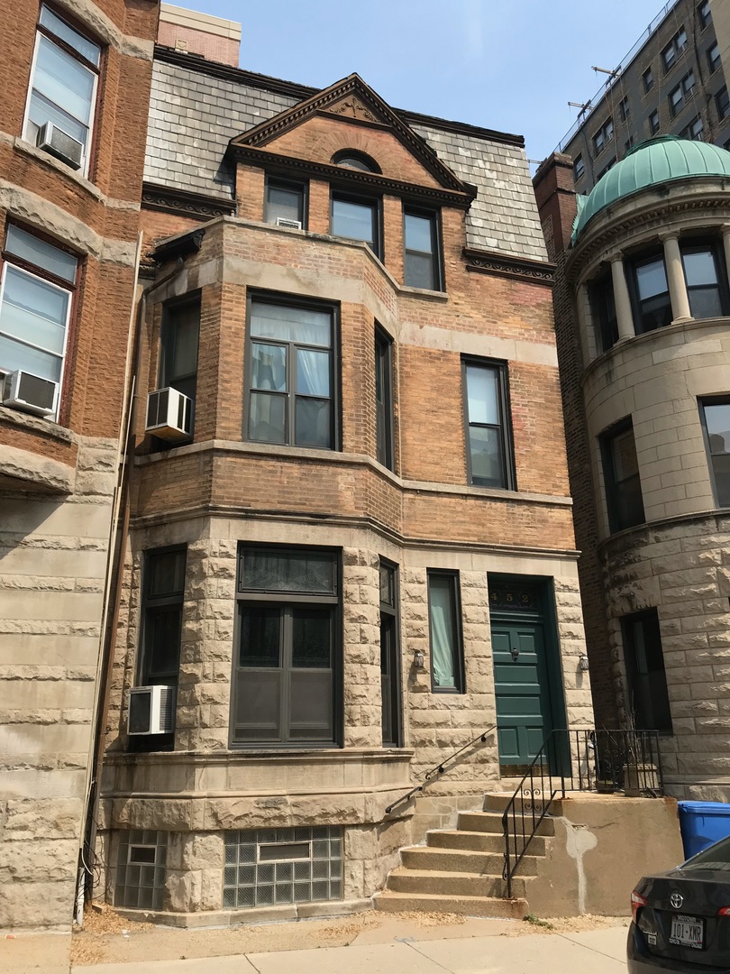 452 W St James Place Unit: 2