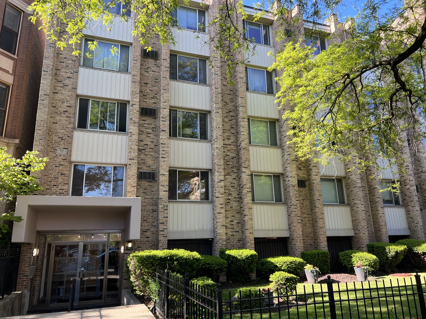 510 W Fullerton Parkway Unit: 302