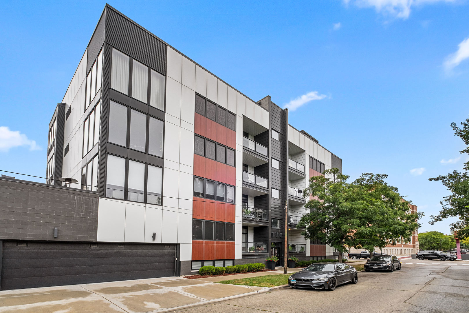 1300 N Claremont Avenue Unit: 1E