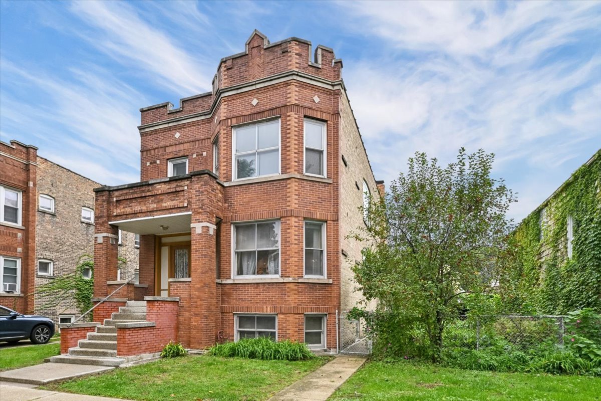 3327 N Hamlin Avenue