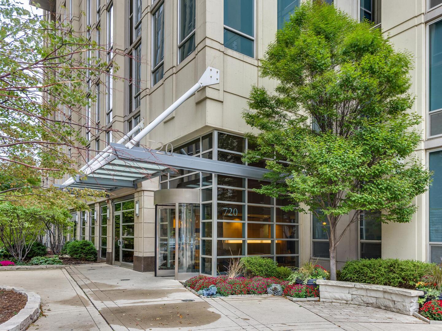 720 N Larrabee Street Unit G04