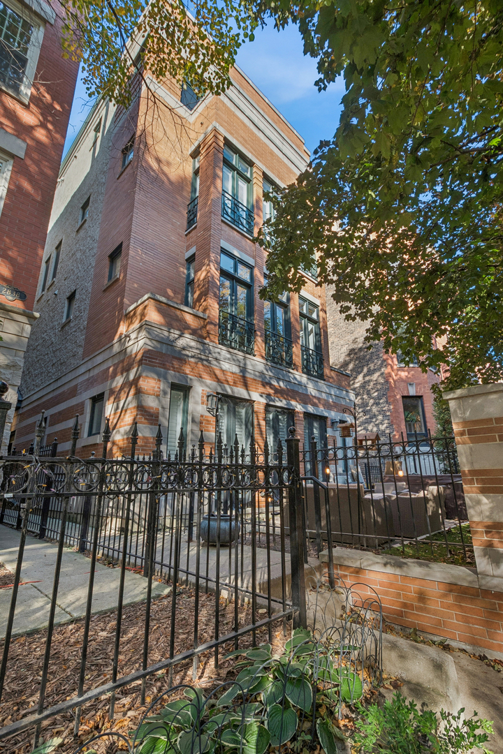 2842 N Burling Street Unit 4