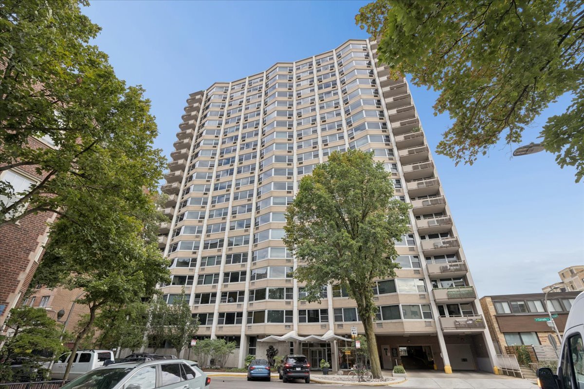 555 W Cornelia Avenue Unit 501
