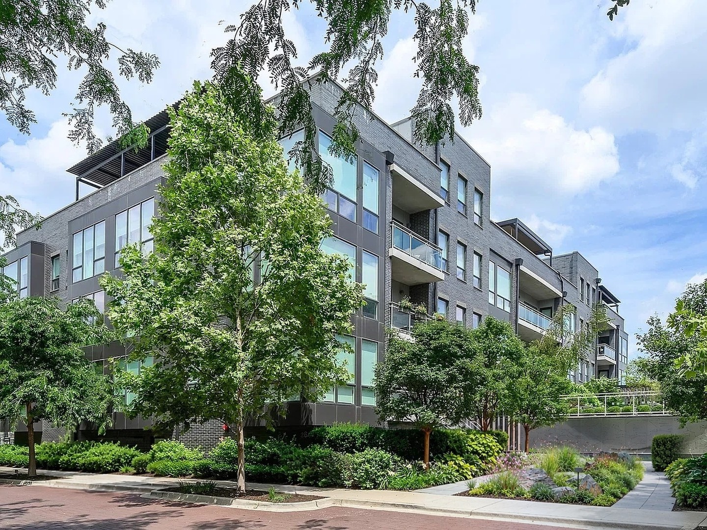 2643 N Hermitage Avenue Unit 206
