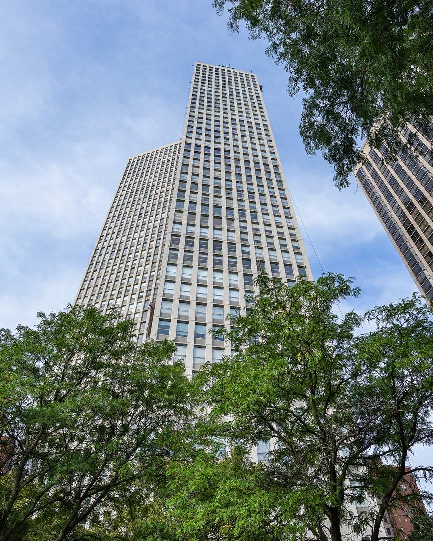 2626 N Lakeview Avenue Unit 604