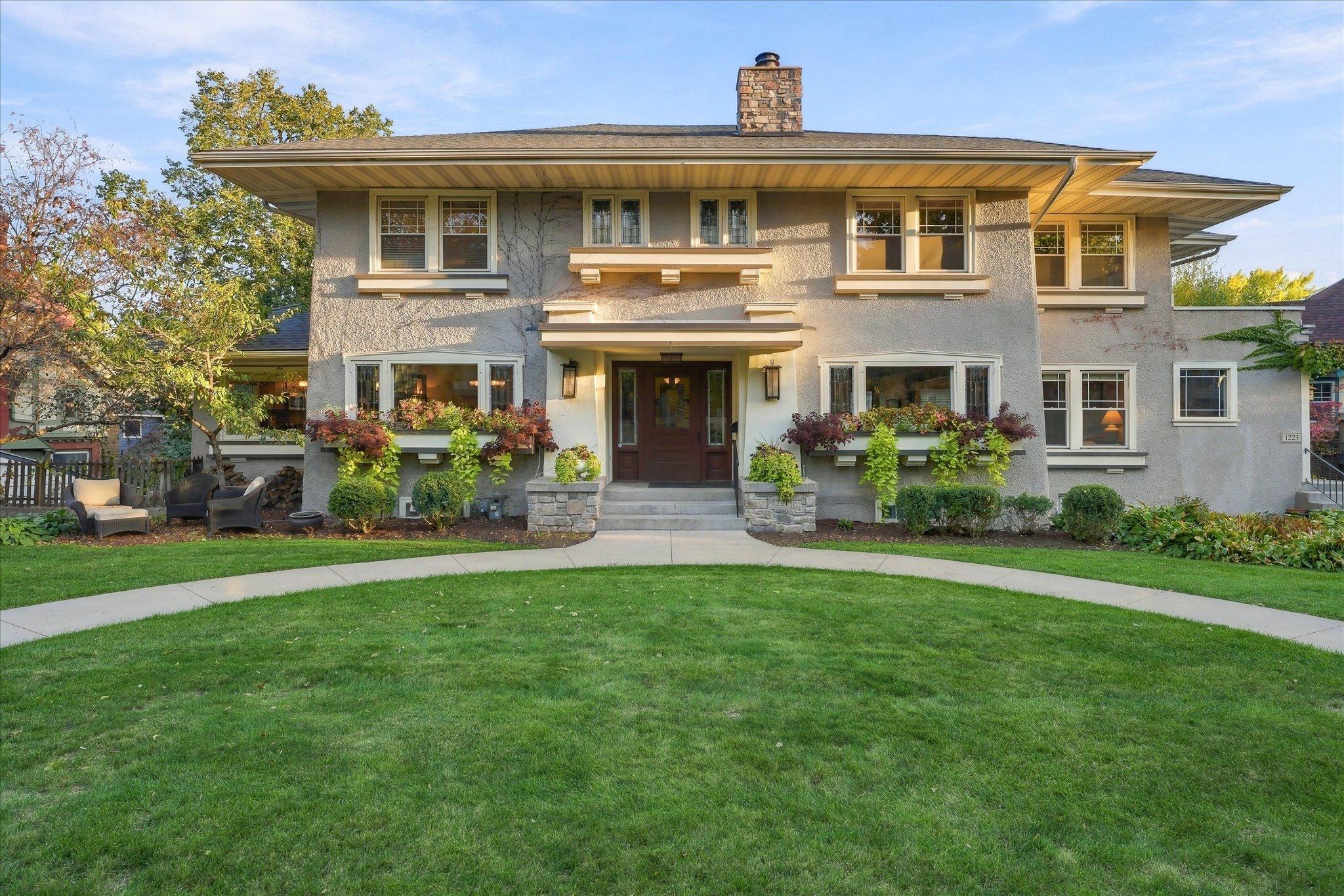 1221 1223 Mount Curve Avenue