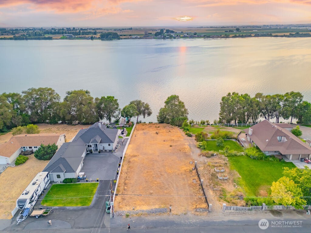 4898 Shorecrest Drive NE