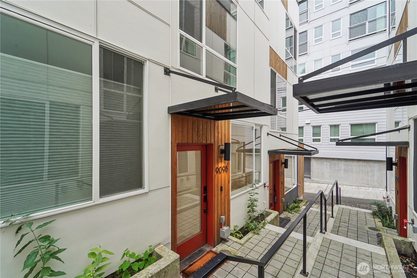 909 Hiawatha PL S Unit: B