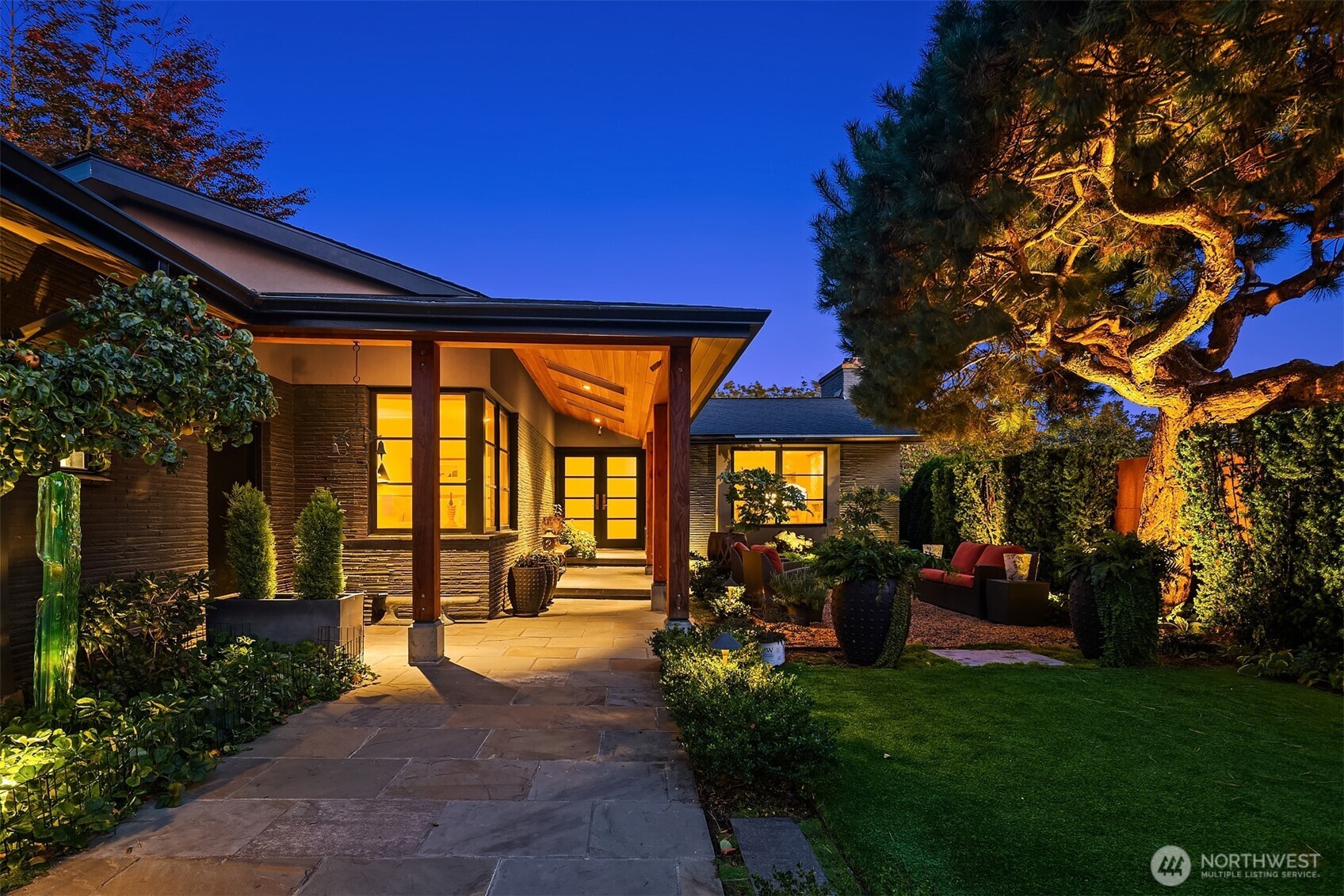 1561 Magnolia Boulevard W