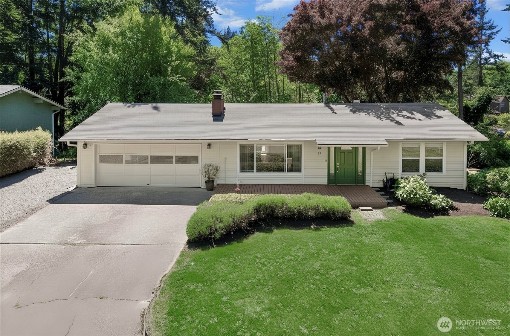 711 Eagle Cliff Rd NE