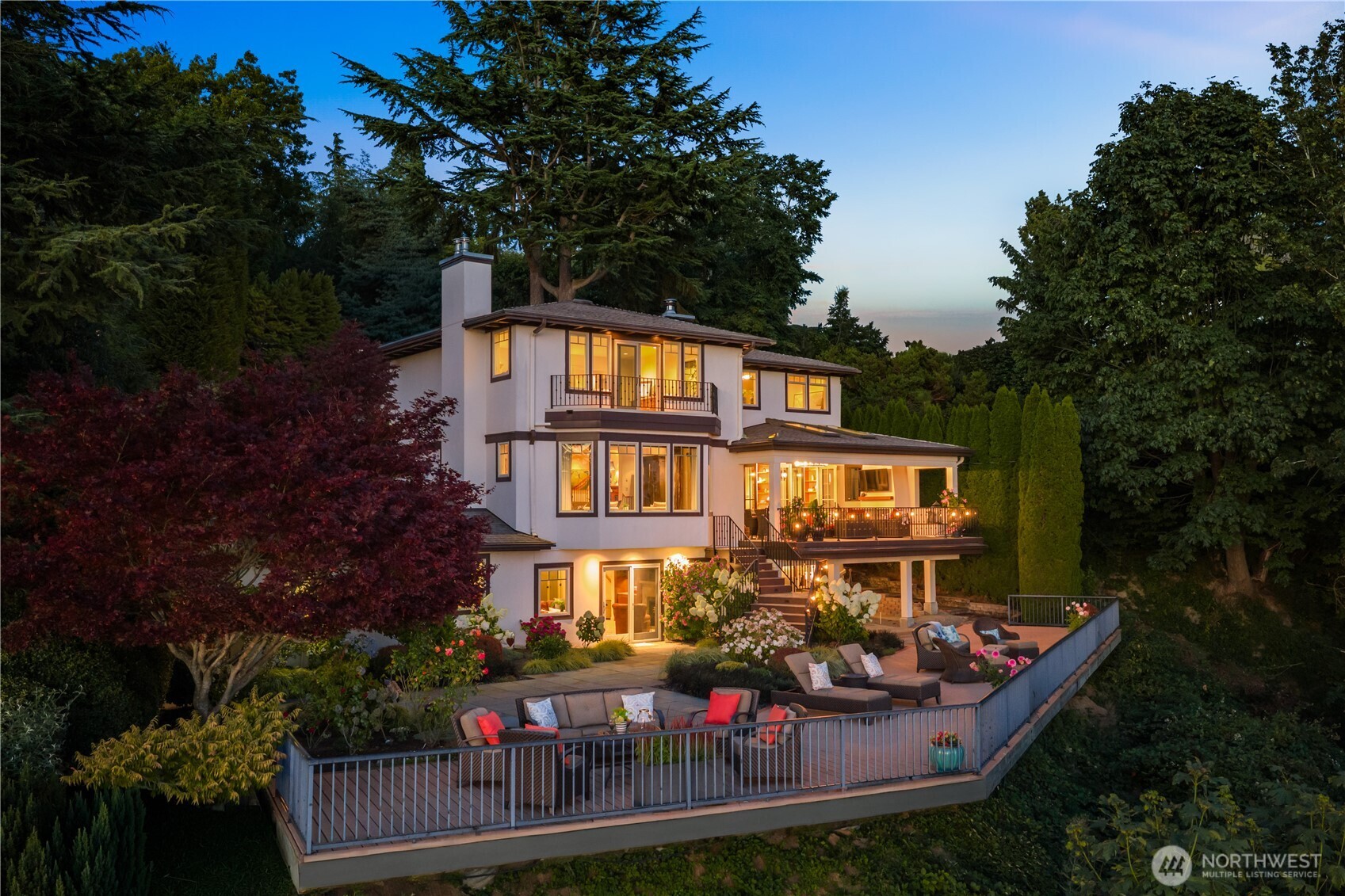 2555 Magnolia Boulevard W