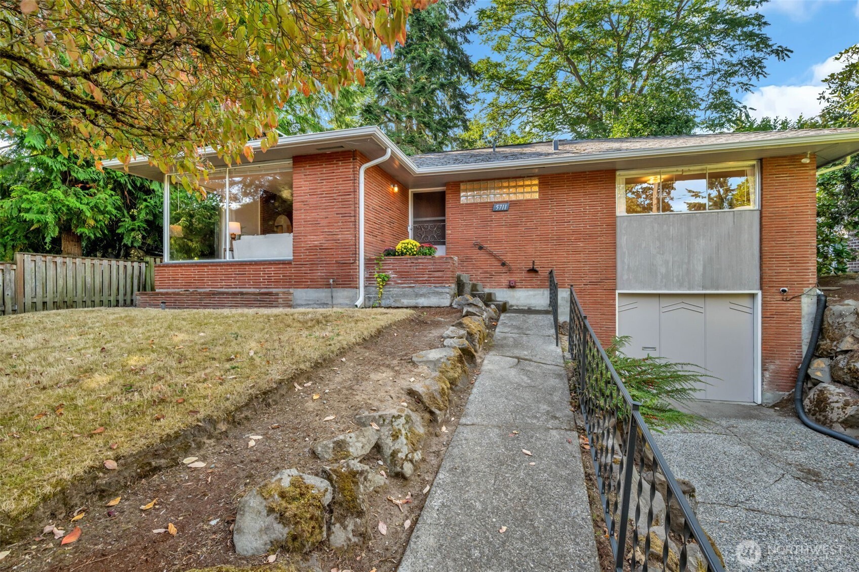 5711 38th Avenue NE