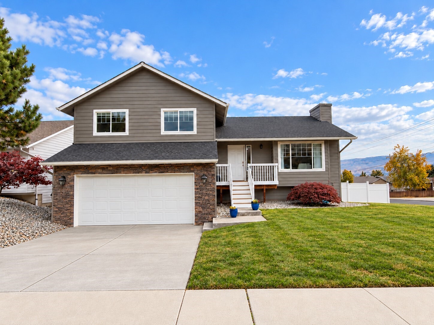 576 Saddle Rock Loop