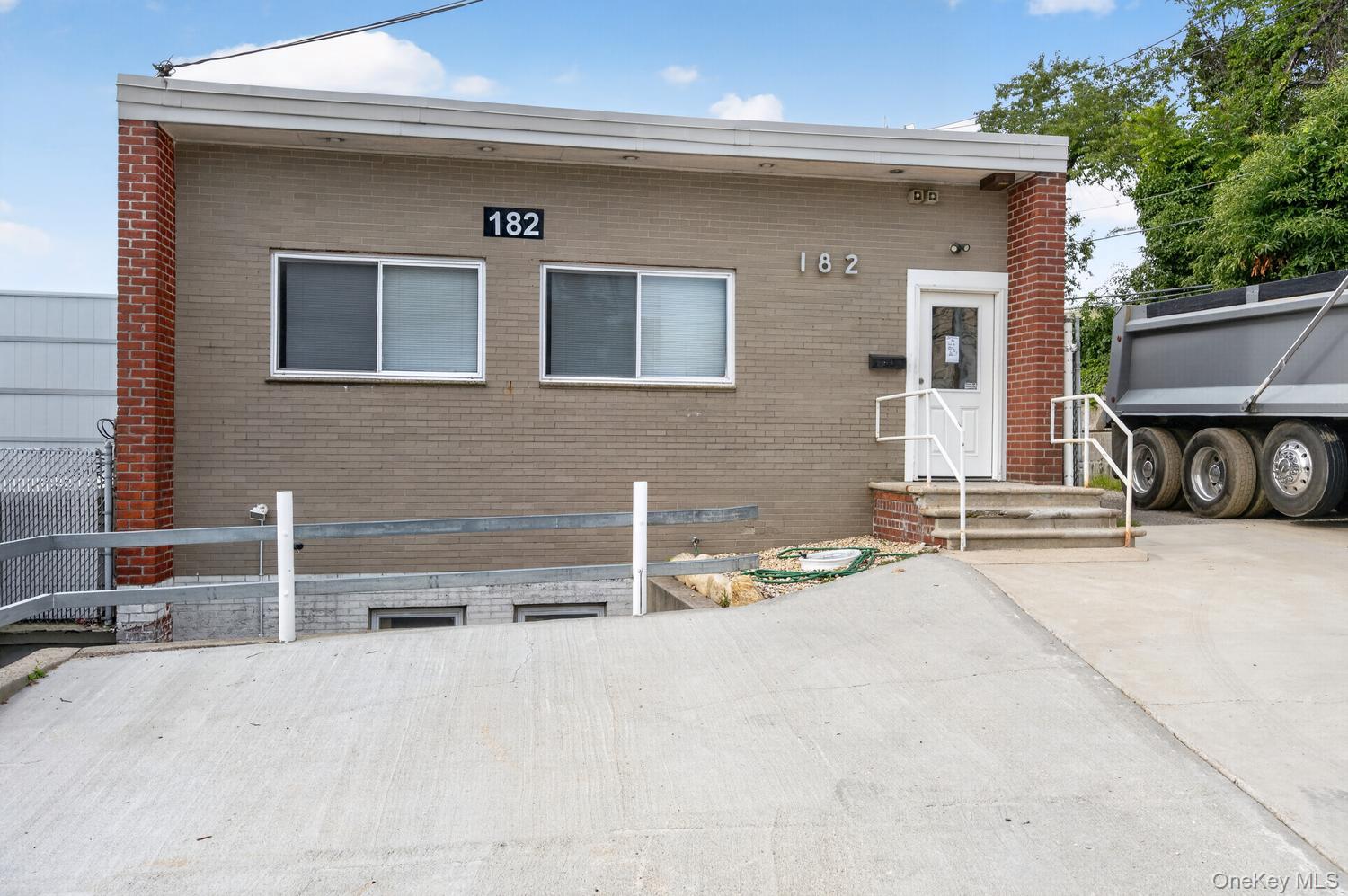 182 Fairchild Ave, Plainview, NY 11803
