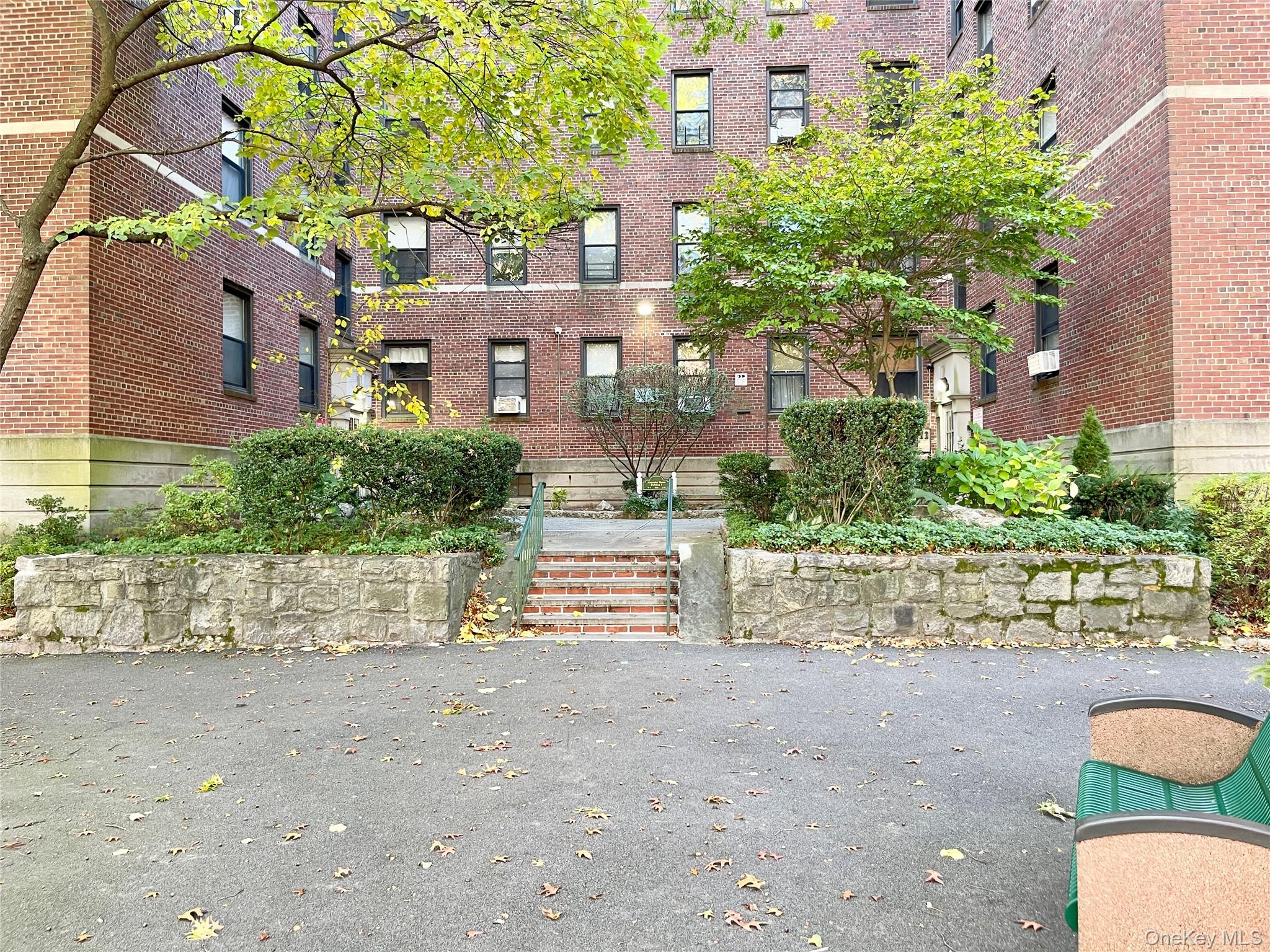 321 Larchmont Acres West Unit: 1B