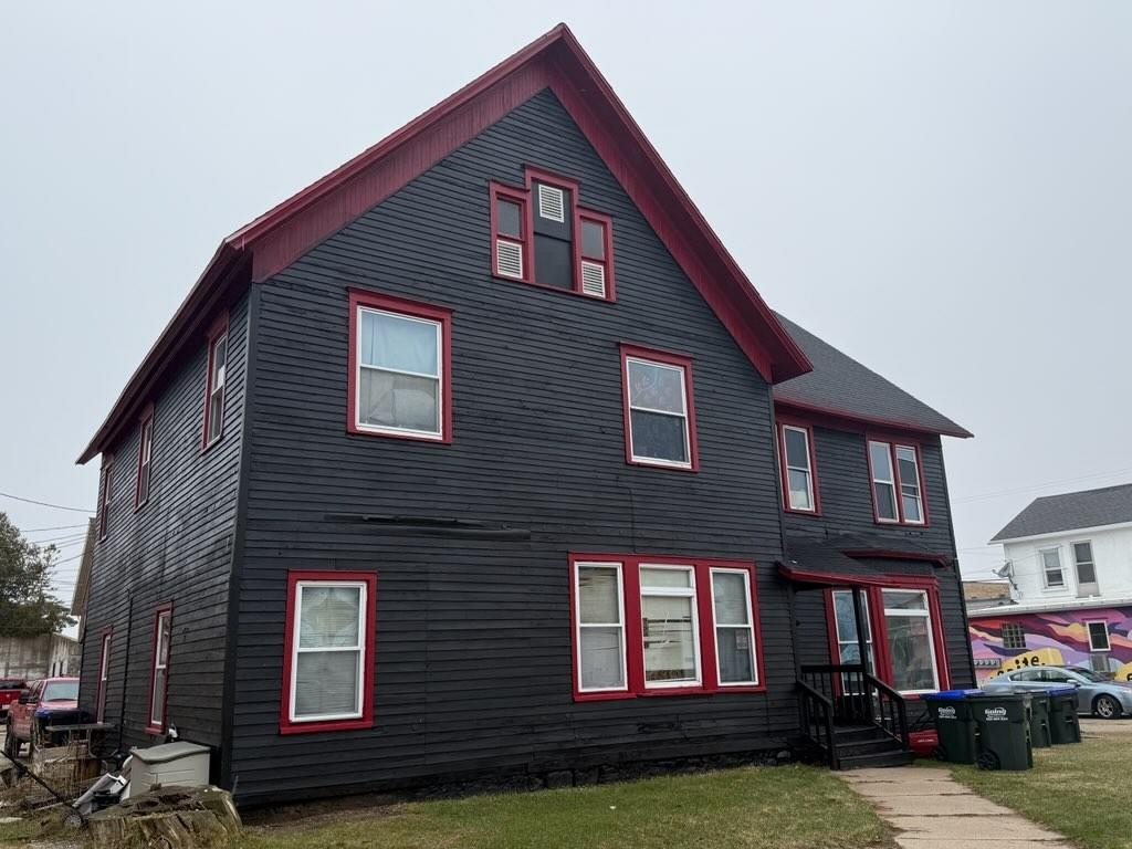 409 3Rd St, Algoma, WI 54201