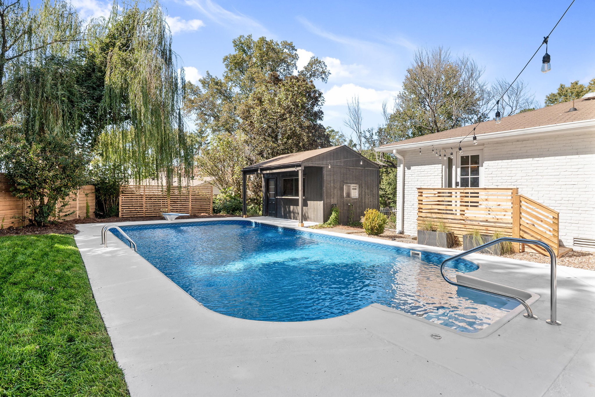 607 Whispering Hills Dr